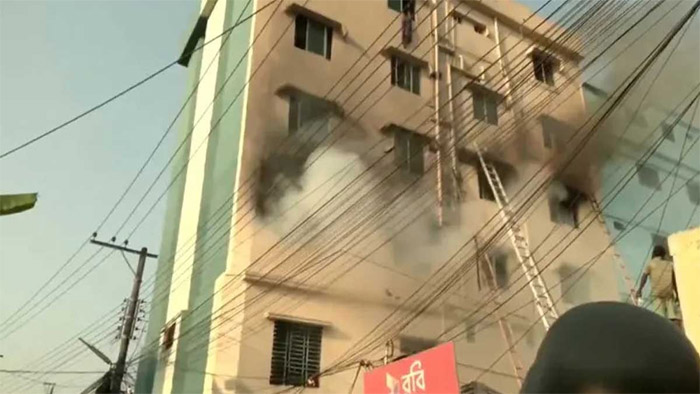 মাদারবাড়িতে জুতার কারখানায় আগুন, দগ্ধ ১