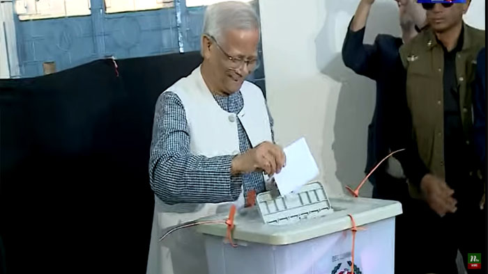 প্রধান উপদেষ্টা ড. মোহাম্মদ ইউনূস ভোট দিয়েছেন