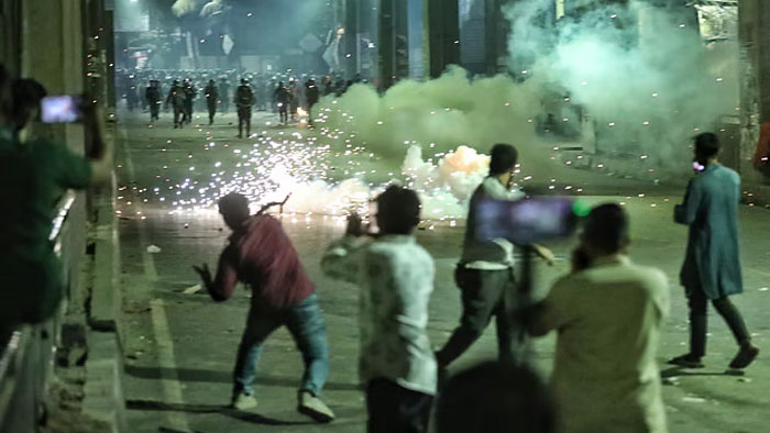 শাহবাগে আবারও পুলিশ-ইনকিলাব মঞ্চের নেতাকর্মীদের সংঘর্ষ