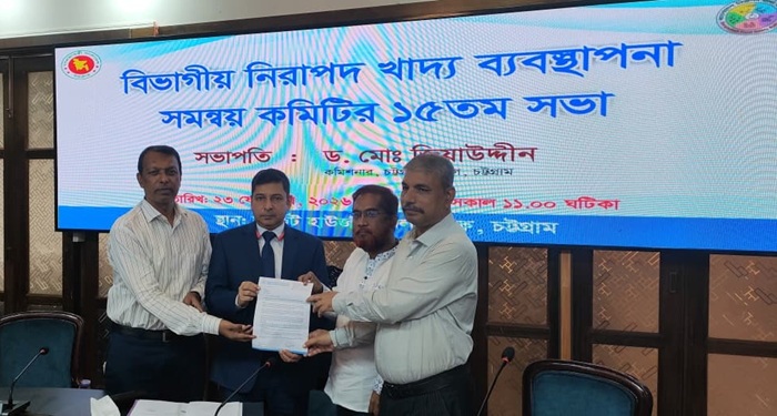 জাতীয় ভোক্তা অধিদপ্তরের বাজার অভিযানে বাধা প্রদানের প্রতিবাদে বিভাগীয় কমিশনার বরাবরে ক্যাব এর স্মারকলিপি প্রদান