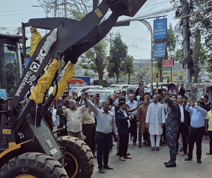 চট্টগ্রামকে বিলবোর্ডমুক্ত করার ঘোষণা: উচ্ছেদ অভিযানে মেয়র ডা. শাহাদাত হোসেন