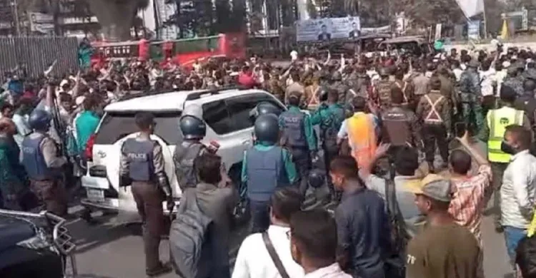 চট্টগ্রাম বন্দরে শ্রমিকদের বিক্ষোভের মুখে নৌ পরিবহন উপদেষ্টা