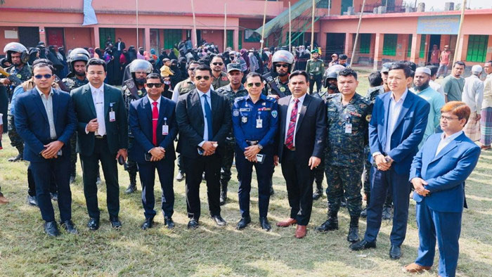 ভোট উৎসবে নারী ভোটারদের অংশগ্রহণে অভিভূত চট্টগ্রাম জেলা প্রশাসক