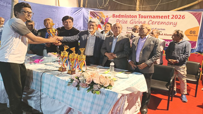 আইইবি-চট্টগ্রাম কেন্দ্রে সপ্তাহব্যাপী ব্যাডমিন্টন প্রতিযোগিতায় বিজয়ীদের মাঝে ট্রফি প্রদান