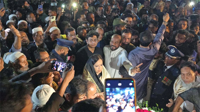 শহীদ মিনারে শ্রদ্ধা জানাতে গিয়ে বাধার মুখে এমপি রুমিন ফারহানা, ছিঁড়ে ফেলা হয় পুষ্পস্তবক