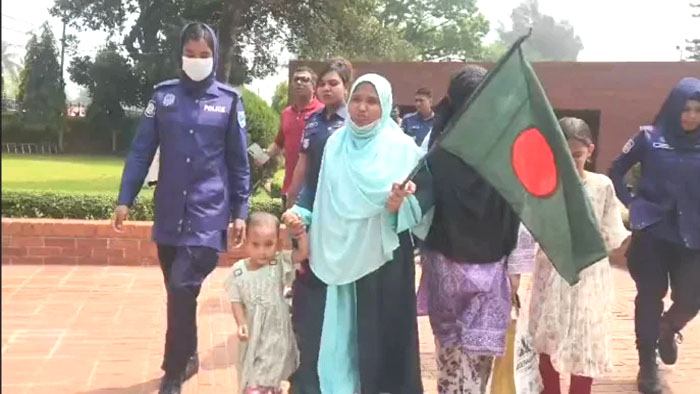 আওয়ামী লীগের পক্ষে স্মৃতিসৌধে শ্রদ্ধা জানাতে এসে ৩ সন্তানসহ নারী আটক
