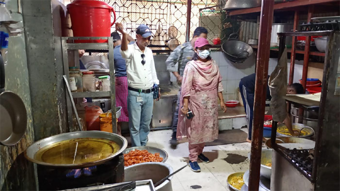 অস্বাস্থ্যকর ও নোংরা পরিবেশে ইফতার সামগ্রী তৈরি: তিন প্রতিষ্ঠানকে একলক্ষ টাকা জরিমানা