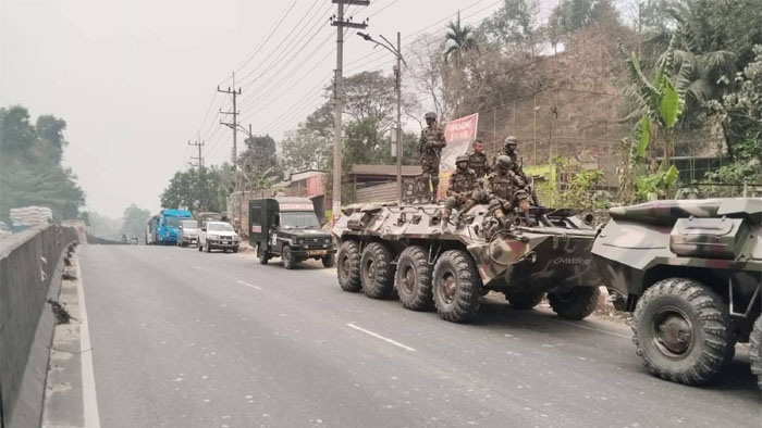  রাতেই ব্যারিকেড বসিয়ে জঙ্গল সলিমপুর ছাড়ে শীর্ষ সন্ত্রাসীরা