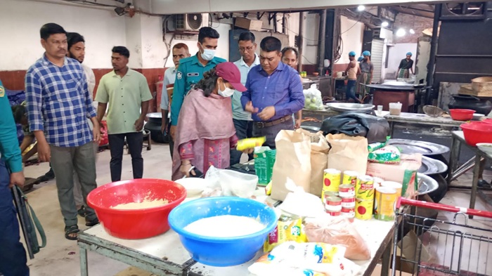 অস্বাস্থ্যকর ও নোংরা পরিবেশে ইফতার সামগ্রী তৈরি, তিন প্রতিষ্ঠানকে ৫৭ হাজার টাকা জরিমানা