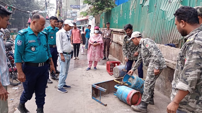 সড়ক ও ফুটপাত থেকে প্রায় ৪৫ দোকান উচ্ছেদ করলো চসিক ভ্রাম্যমাণ আদালত