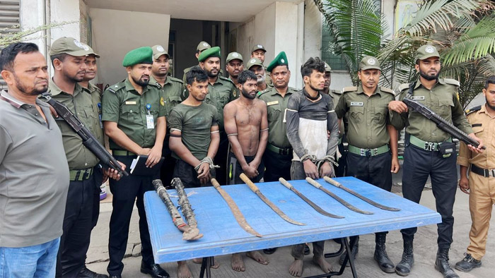 আবুল খায়ের স্টীল মিলে আবার ডাকাতদলের হানা , ৩জন ধৃত